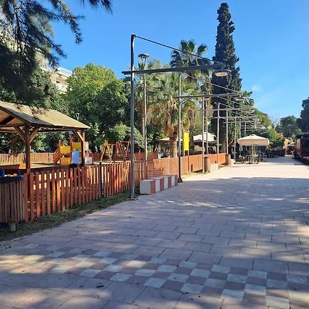 Апартаменты Δίπλα Στο Πάρκο Каламата Экстерьер фото